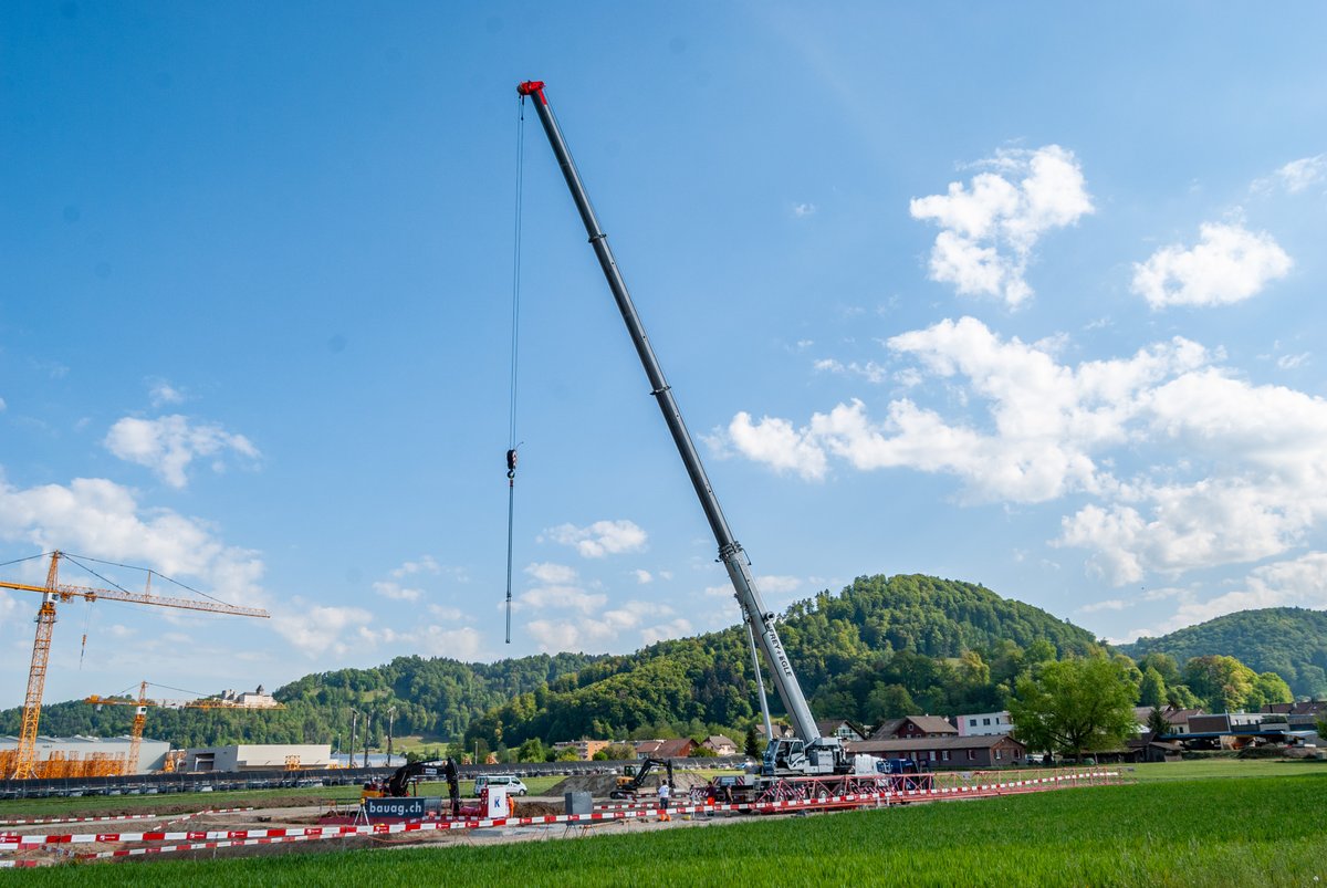 Heute wird auf unserer Baustelle an der Industriestrasse in Reiden der Kran aufgebaut. #Werkstattneubau #Baustelle #Kranmontage #Pneukran #Reiden #MeierJaeggi #BauAGReiden #FreyEgle #VolvoTrucks #VolvoTrucksCH #Iveco #IvecoDaily #nutzfahrzeuge #trucks #Lieferwagen #martireiden