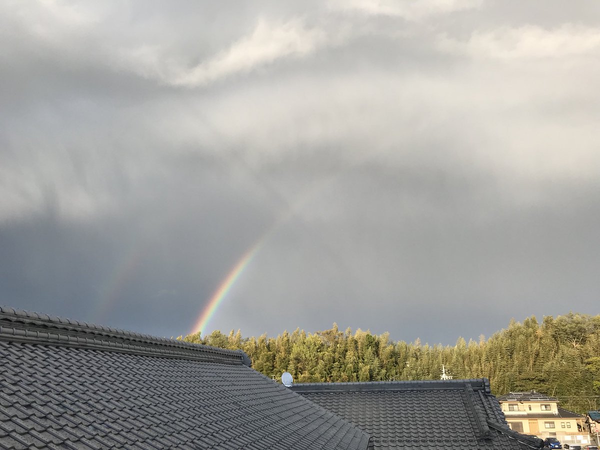 Ponchan 虹 が出てた No Rain No Rainbow 雨が上がって 光が差して 見上げてみれば 虹 が虹 が 空にかかって 君の君の 気分も晴れて Norainnorainbow 雨の降らない 虹はない ハワイのことわざ 雨が降らなければ虹がかからない ニジノエール