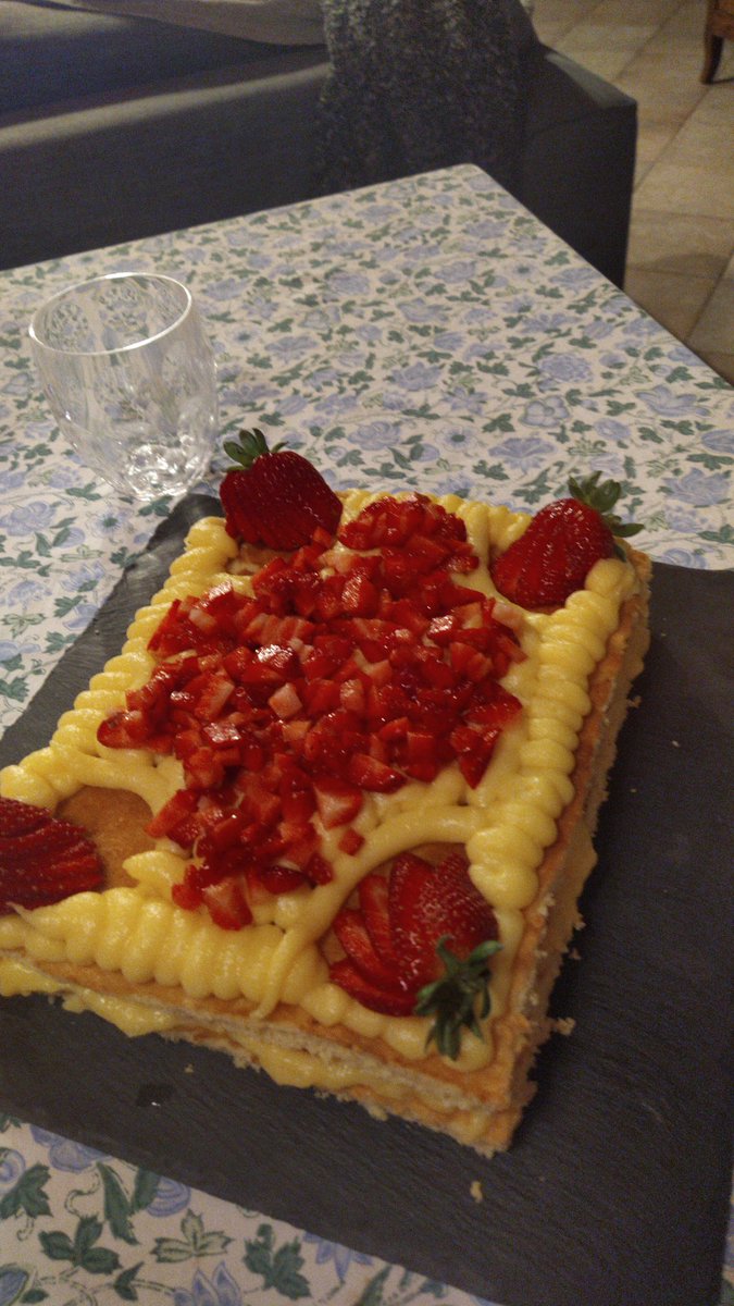AliceSala10's tweet photo. @ComoCfp Pan di spagna, crema pasticcera e fragole. 
L'estate si avvicina ❤️ https://t.co/wntld4OzGn