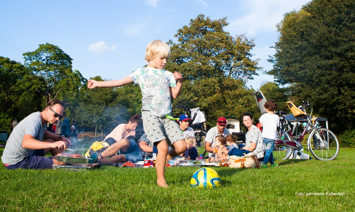 BBQ’en, picknicken en andere activiteiten in de openbare ruimte passen niet binnen de richtlijnen van de RIVM. Richtlijn is: blijf thuis, maak een ommetje in je buurt. Meer info bit.ly/2S1TrPd #alleensamen #blijfthuis #koningsdag #ramadan
