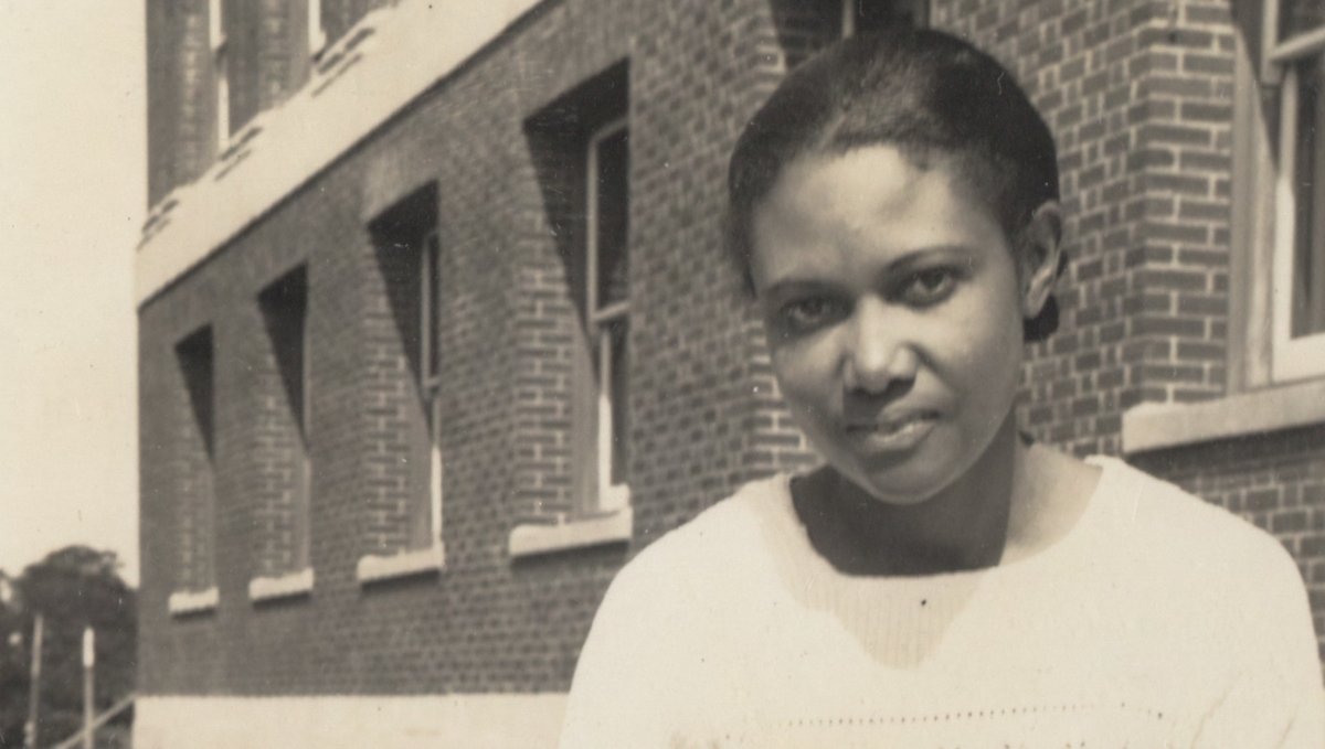 Roger Arliner Young was an American biologist born in 1889. She published in the journal Science in 1924, becoming the first black American woman to publish in this field. She became the first black American woman to gain a PhD in zoology in 1940 🐚🐠
🎨©️ Roger Arliner Young