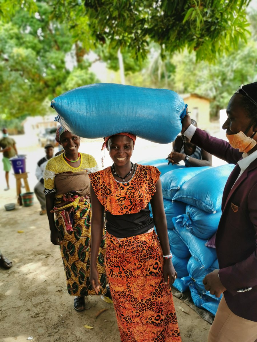 23/4/2020 #KADDRO has distributed 500 Bushels of Seed Rice to 250 Vulnerable Farmers (200 women, 50 men) in 10 communities in Samu and Mambolo chiefdoms. Smiles of  hope on the faces of beneficiaries. 
Special thanks to #EU, #Trocaire, #GoSL, #KambiaCouncil, #MPs 4 their support.