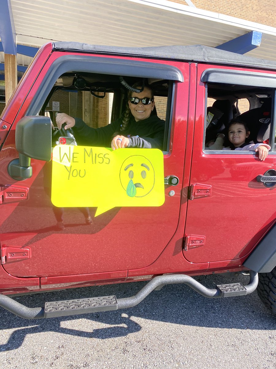 TheDrShaver's tweet photo. These @STEMFCS Ts are headed out to spread some joy! #FCScommunity #biglove #lovewhatyoudo https://t.co/Vdt2BMF6u7