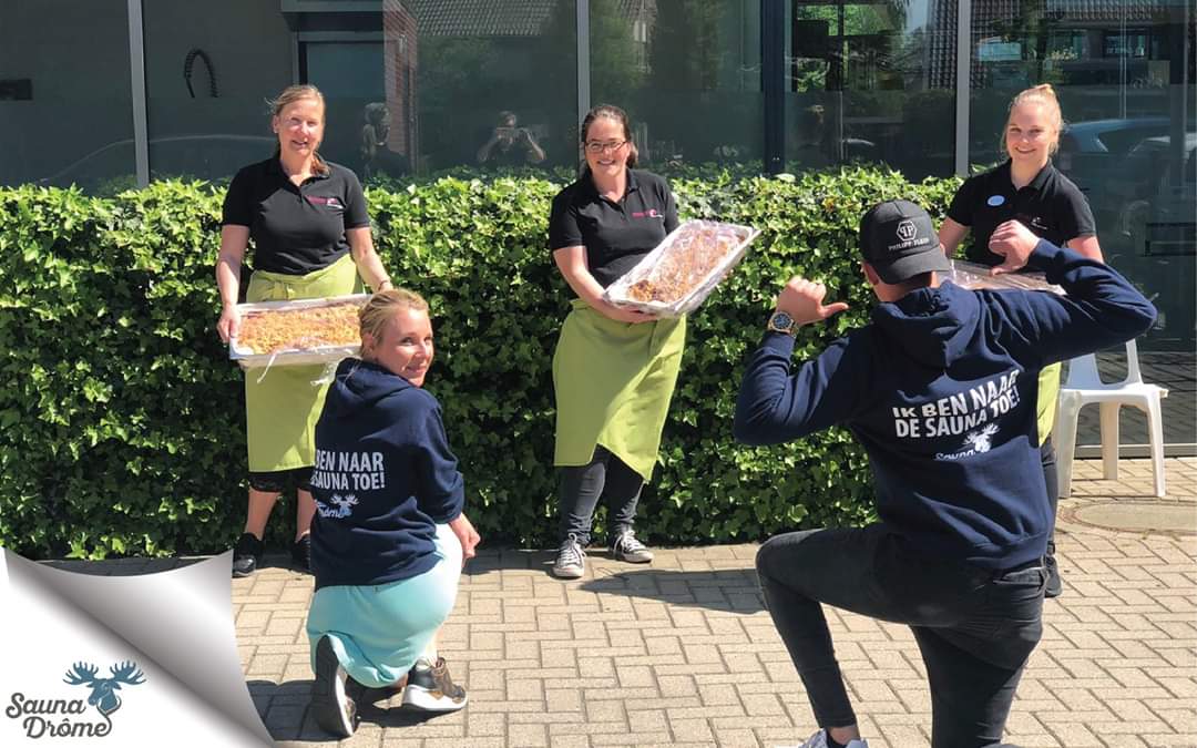 Vandaag de bewoners van Woonzorgcentrum De Schauw in #Putten verrast met onze huisgemaakte appeltaart.🙂 #zorgvoorelkaar