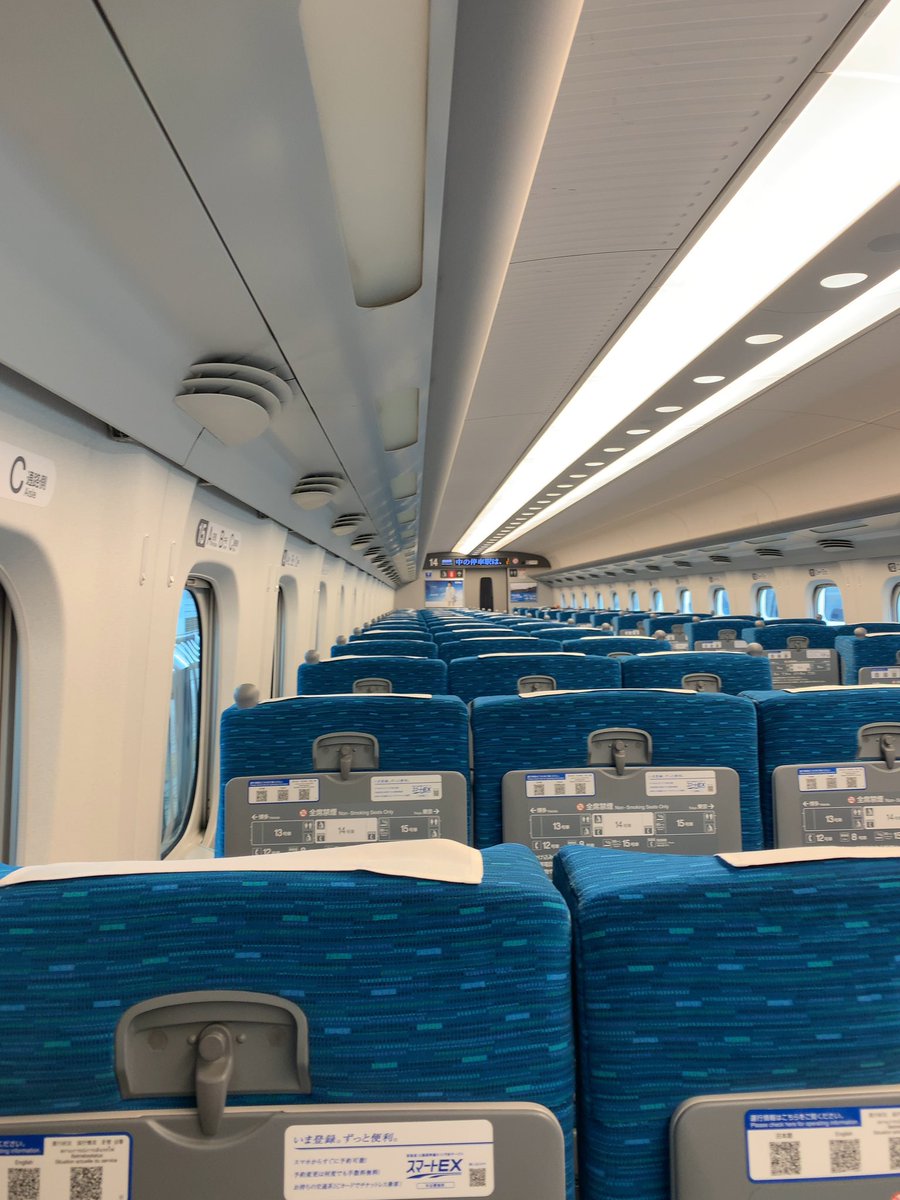 IT35427705's tweet photo. 今はなるべく人混みを避けなければならないですよね〜。

避けるって言うのはavoid はよく使いますかね🤔。
あとはstay awayでしょうか。

コロナでは人混みは避けないといけませんよね。

We should stay away from a crowd of people on the current situation.

#人混みを避ける
#COVIDー19 https://t.co/gQu3EN15zm
