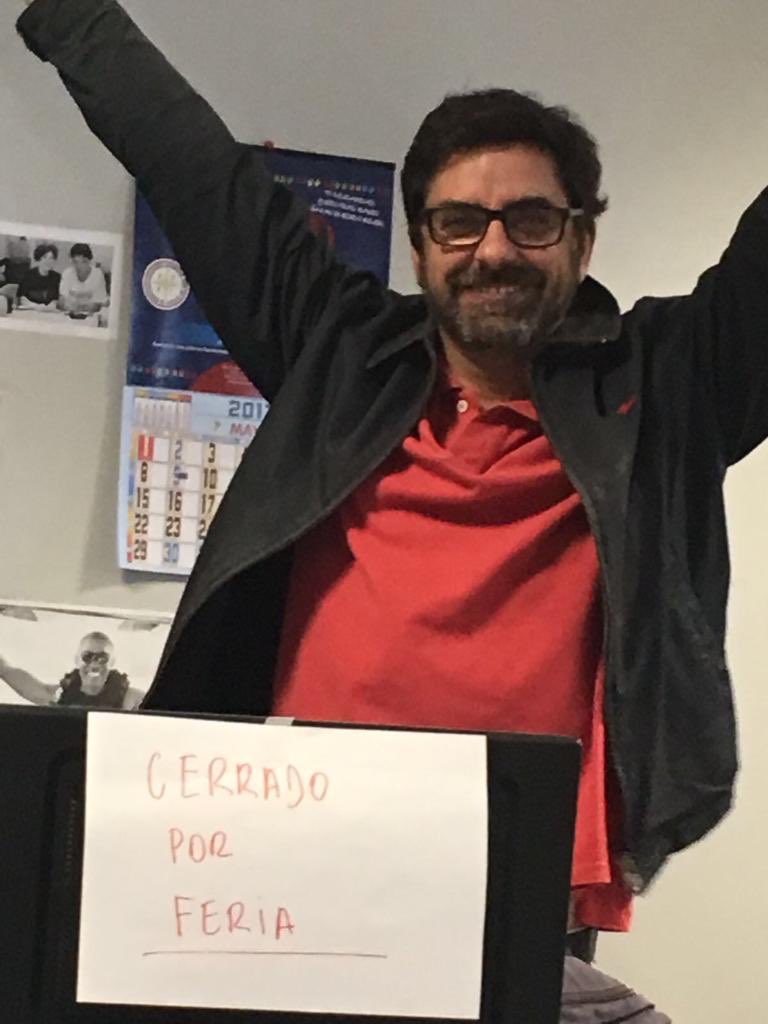 anagiraldezrom's tweet photo. Y este sería el estado hoy de mi querido compañero @valentingarcia2 en un año normal en el que no nos faltaras tú y en un año normal sin #coronavirus. Ni la feria de @sevillaciudad se ha atrevido sin tí. Cuánto te echamos de menos en @CanalSurRadio https://t.co/PdMcoVX6g6