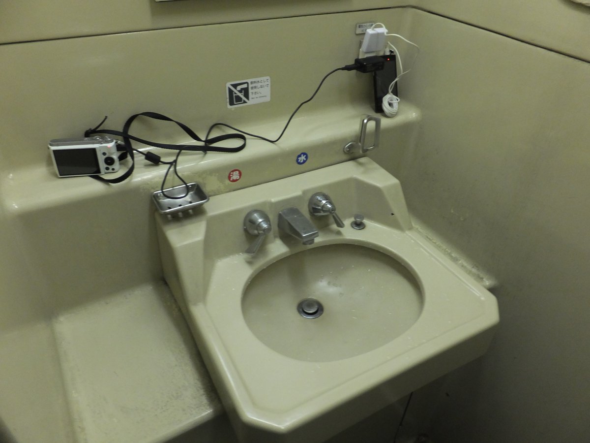 ろくいち 洗面台の近くのコンセントで携帯やカメラ充電 今考えてみるとかなり危ないよなー 精密機器に水がかぶる可能性高いと思うけど大丈夫だったんだろうか