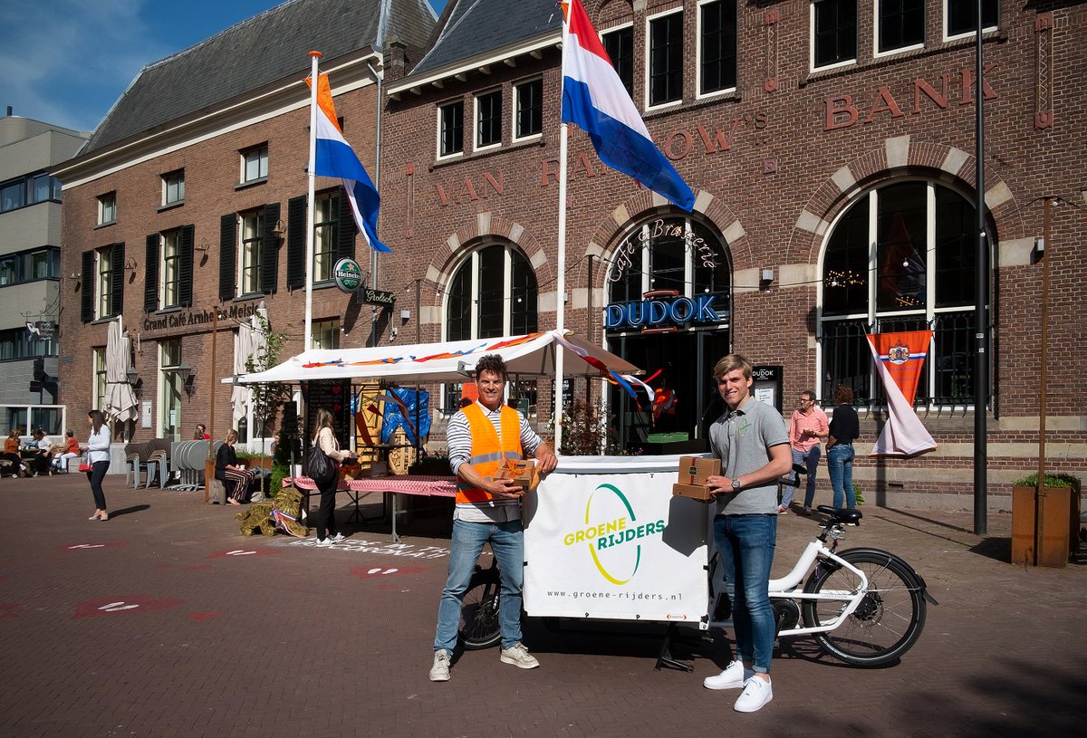 Liefde in tijd van corona bij Dudok Arnhem!

Dudok taart voor thuis. De hartjes op de grond zorgen voor dat de 1.5 meter maatregel. Op alle dagen van de week bezorgen de fietskoeriers van de Groene Rijders gratis bij u thuis of op kantoor. Bestel online op dudokpatisserie.nl