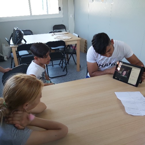 Ce jour, M. Mourtada, @Principal_adj <a href="/CIsaure/">Collège Clémence Isaure</a> est venu remettre 2 tablettes sur le terrain de la Flambère. Un nouvel outil pour assurer la #continuitépédagogique en complément de ce que nous faisons déjà. Merci à la <a href="/HauteGaronne/">Haute-Garonne</a>  et <a href="/GeorgesMeric/">Georges Méric</a> pour cet engagement matériel.