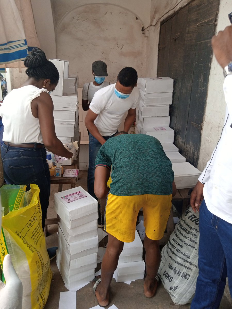 Mamateeonly's tweet photo. Community sensitisation by Mushin Health Education officer in Mushin at Apesin street idi araba where Luth medical students supported the community with food stuffs. https://t.co/Y15YEsLSXE