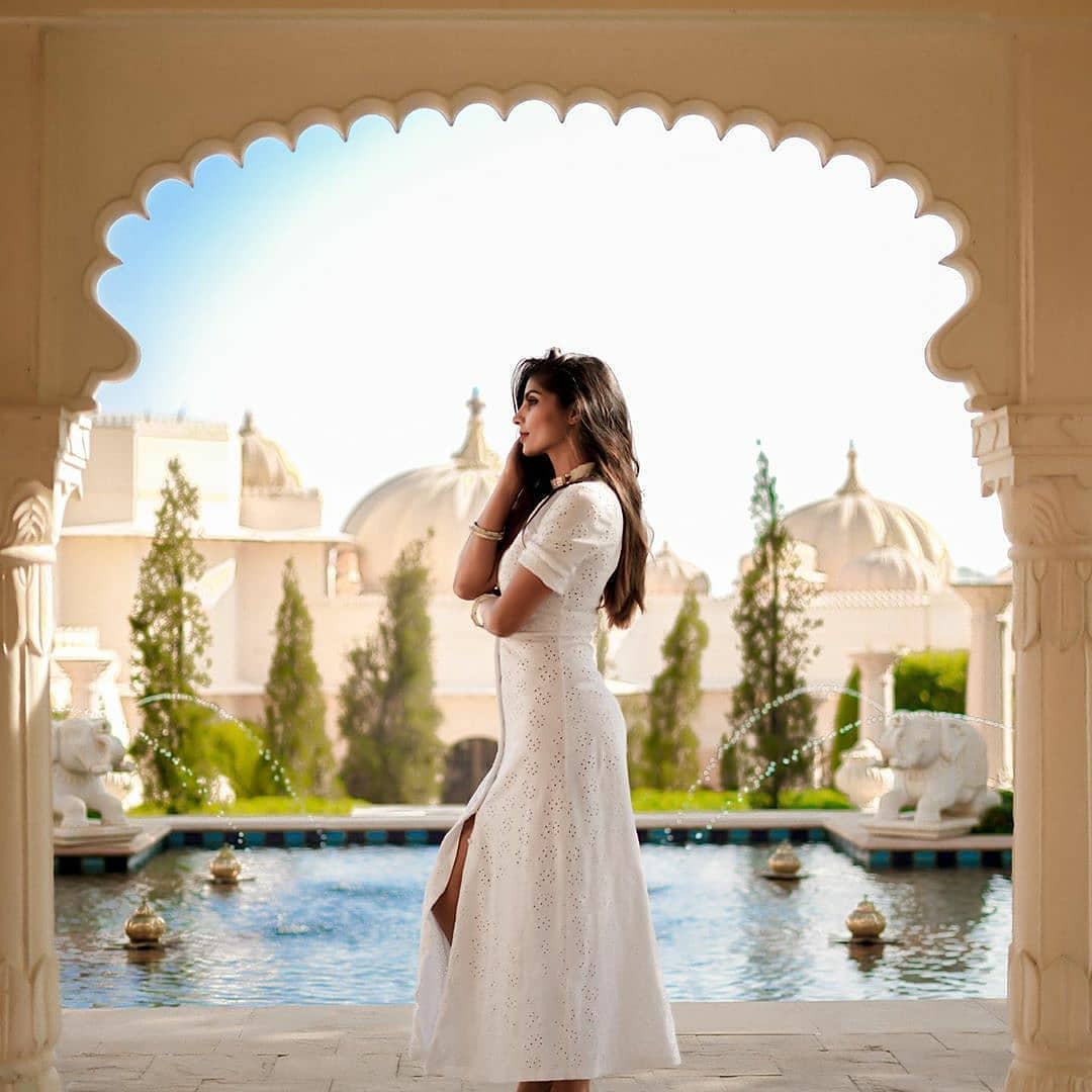 Heaven on Earth ❤️😇
⁣.
#udaipurworld 
#udaipur
#blackdress #yourshot_india #clickindiaclick⁣
#travelrealindia #indiaphotosociety⁣
#indianphotosociety  #indiaview  #travelblogger #snapseedindia #yourclicks #colorsofindia #jaipur #rajasthantourism #rangeelorajasthan