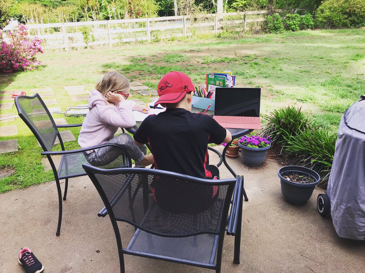 Rewlee81's tweet photo. Learning al fresco today! @boganbuddies @KteacherSAE @SweetAppleES https://t.co/IjhMJMRFFT