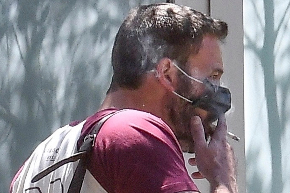 Ben Affleck : Ben Affleck protective coronavirus mask smoking Scoopnest.