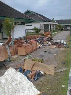 Ditengah ketakutan dan gelap itu pula, sirine pemadam kebakaran terus berbunyi. Kebakaran dan asap membumbung tinggi di langit. Asalnya darimana lagi kalau bukan dari rumah rumah warga madura yang dibakar. "Kalau tidak dibakar, mereka akan kembali!" Ucap salah seorang suku dayak