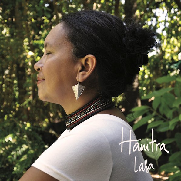 Hanitra Ranaivo est une chanteuse malgache qui représente sa culture en écumant les scènes du monde.Elle m’a invité à remixer sa chanson pour lui donner un nouveau souffle et faire rencontrer nos styles.  #Madagascar