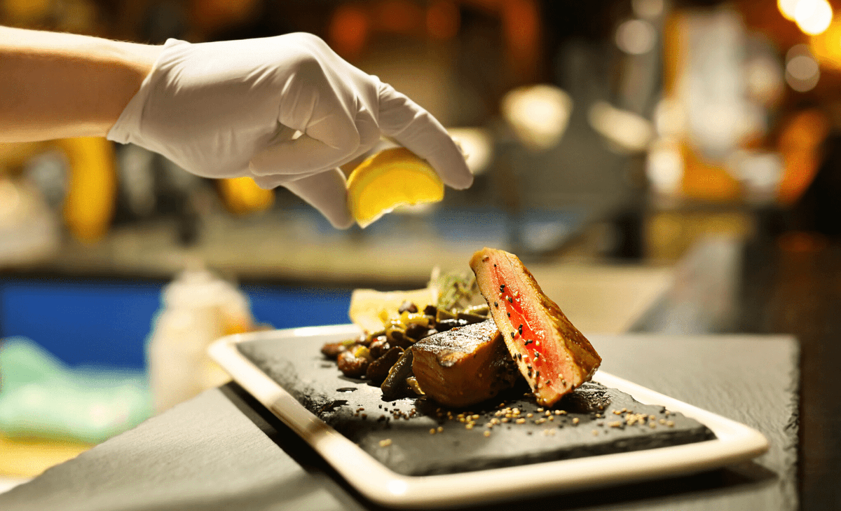 Sysco_NTX's tweet photo. Taking extra precautions to keep your facility, staff and customers safe right now is key in giving your customers the confidence to take out. Find resources on Sysco Foodie here: https://t.co/NLa3klcbiR

#foodsafety #foodservicestrong #syscoknowsfresh https://t.co/fOJtjE12Jg