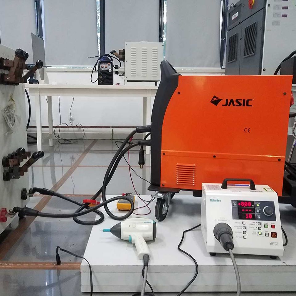 JasicTech's tweet image. Modern #welders and plasma cutters rely heavily on semiconductor technology. That&apos;s why antistatic properties is a crucial part of #JASICQuality. Our ESD test aims to examine how well our products can handle the &quot;microscopic lightning&quot; while unplugged or working. #JASIC
