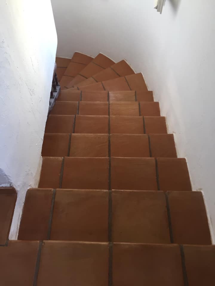 SuelosR's tweet photo. Envejecido suelo de barro interior https://t.co/pKEVPgMmsf