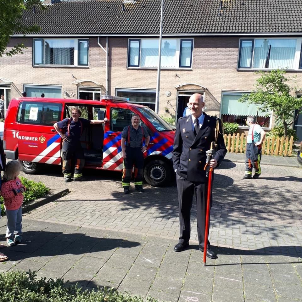 basverboom's tweet photo. Vandaag heeft collega @M_Vegt van @brwhaastrecht @BRW_HM een koninklijke onderscheiding gekregen voor 20 jaar vrijwillig werk bij de brandweer. Marco werd vanmorgen gebeld met dit mooie nieuws en gefeliciteerd door burgemeester en @Roelcazemier van @Krimpenerwaard 🎖🎉🚒 https://t.co/GdYODK2uMf
