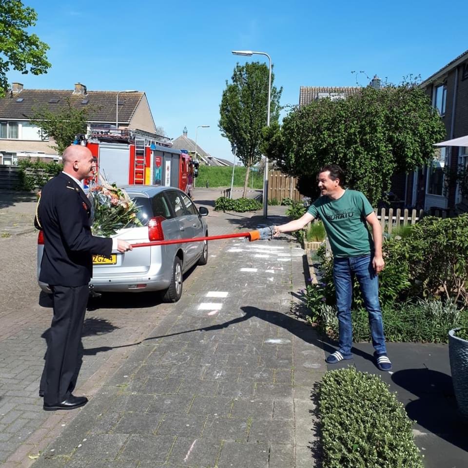 basverboom's tweet photo. Vandaag heeft collega @M_Vegt van @brwhaastrecht @BRW_HM een koninklijke onderscheiding gekregen voor 20 jaar vrijwillig werk bij de brandweer. Marco werd vanmorgen gebeld met dit mooie nieuws en gefeliciteerd door burgemeester en @Roelcazemier van @Krimpenerwaard 🎖🎉🚒 https://t.co/GdYODK2uMf