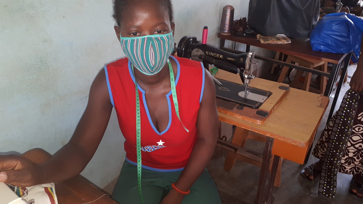 BWEFnonprofit's tweet photo. Une de nos bénéficiaires, Zénabou, se lance dans la confection de masques de protection contre le coronavirus au #BurkinaFaso Bravo! #BWEF https://t.co/euDHWT9Q4B