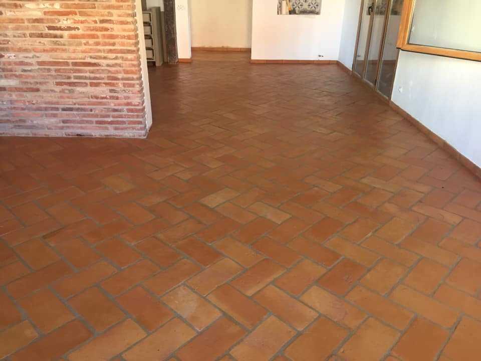 SuelosR's tweet photo. Envejecido suelo de barro interior https://t.co/pKEVPgMmsf