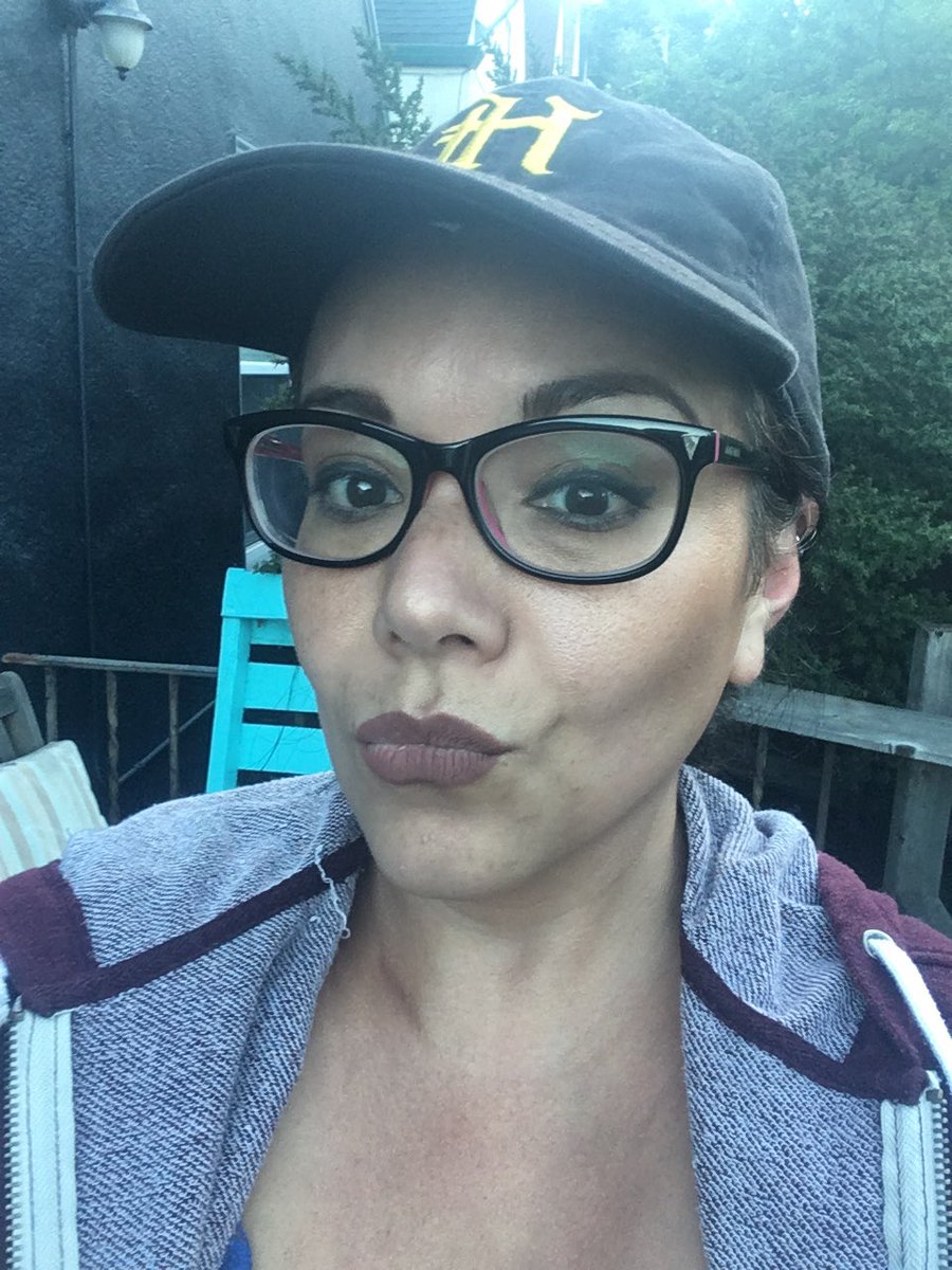 XtinaDCH's tweet photo. This is the makeup I wear to pick up dog poop and wash out a trash can 🗑 . Not joking...I just love a light bronze in the Morning. #QuarantineQrafts #StayInStayAlive Chillin till it’s safe. https://t.co/F0mTvyDp7H