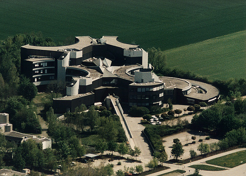 While the Space Telescope Science Institute  @stsci in Baltimore was charged with leading the science ops for Hubble, a European Coordinating Facility was also needed, & Malcolm bid for that to come to Edinburgh. In the end though, it went to  @ESO in Garching. 4/1997 pic: ESO