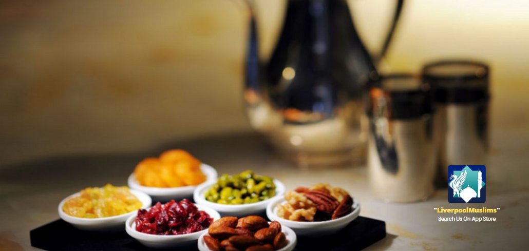 Как переводится ифтар на русский. Рамадан ифтар финики. Стол на ифтар. Ифтар хурма. Блюда на рамадан.