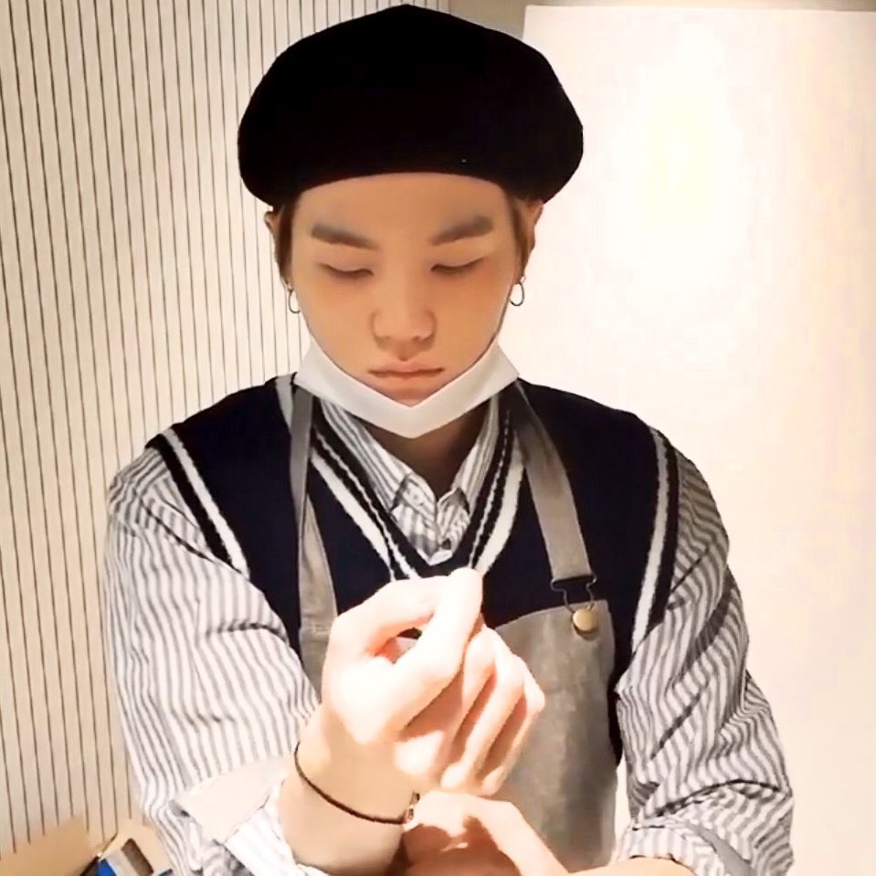 melonajoon's tweet photo. see this is what i was hoping for going into an art major but there are ZERO cute boys who dress well like this,, shouldve just gone into education.. https://t.co/lytd3fQWvS