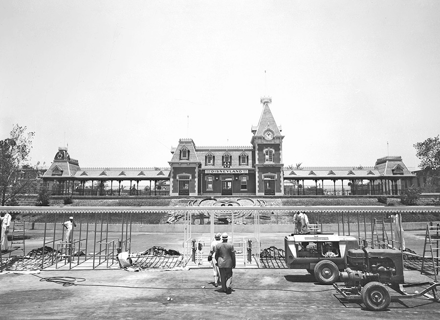 Marceline a été fondée sur un dépôt de train ? Disneyland débute également par une gare, premier et seul bâtiment visible de l’extérieur, et qui devient donc une véritable icone.