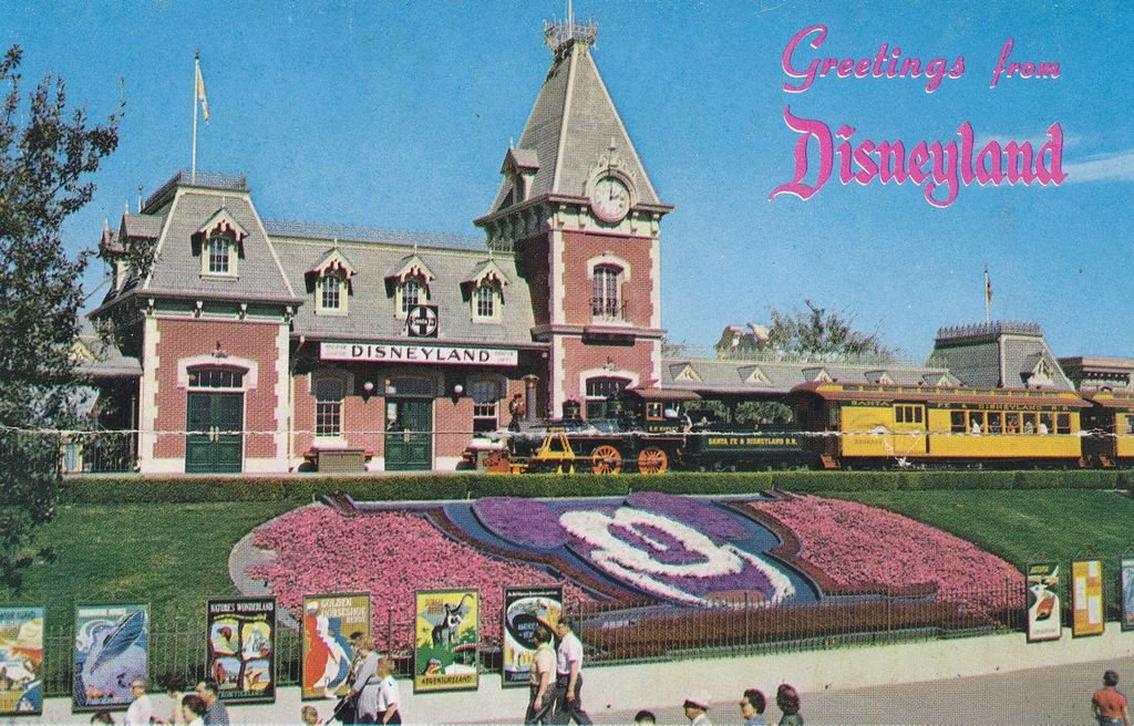 Marceline a été fondée sur un dépôt de train ? Disneyland débute également par une gare, premier et seul bâtiment visible de l’extérieur, et qui devient donc une véritable icone.