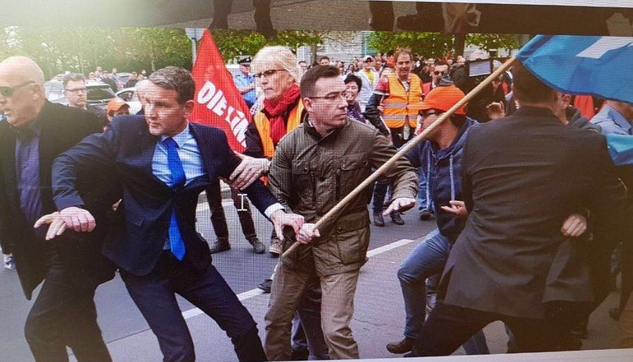 RadicalPast's tweet photo. 24.04.2018, Eisenach: Der AfD Nazi Bernd Höcke will sich mit der Belegschaft von Opel solidarisieren -  muss dann aber die Beine in die Hand nehmen. Hintergrund: https://t.co/SZtGg7NvXU https://t.co/r5wdCLDNER