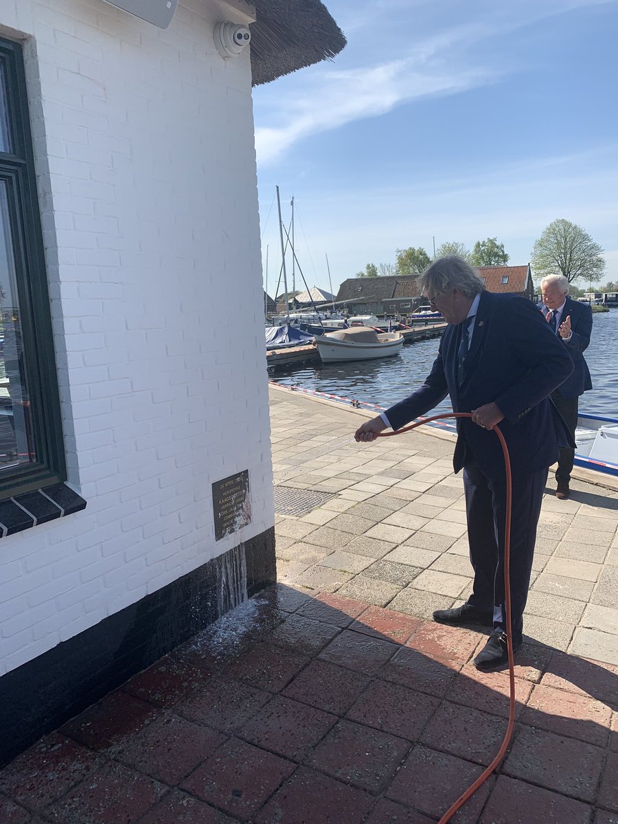 JaapSmitCdK's tweet photo. In klein gezelschap en op gepaste afstand de oplevering van de verbouwde #Kaagsociëteit gevierd met onthulling van de plaquette. Een eer om op deze ook door mij geliefde plek deze handeling te verrichten in de hoop dat wij de echte opening op een later moment kunnen vieren. https://t.co/UxZiEVZZn1