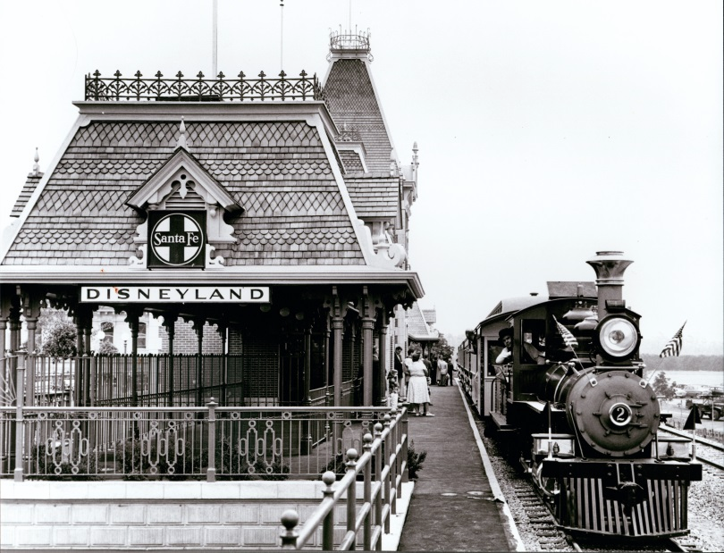 Tu te rappelles la société Santa Fe Railroad qui avait participé à la fondation de la ville de Marceline ? Et bien on la retrouve en sponsor de l’attraction qui prend le nom de Santa Fe & Disneyland Railroad, avec le logo de la société un peu partout sur la gare et trains !