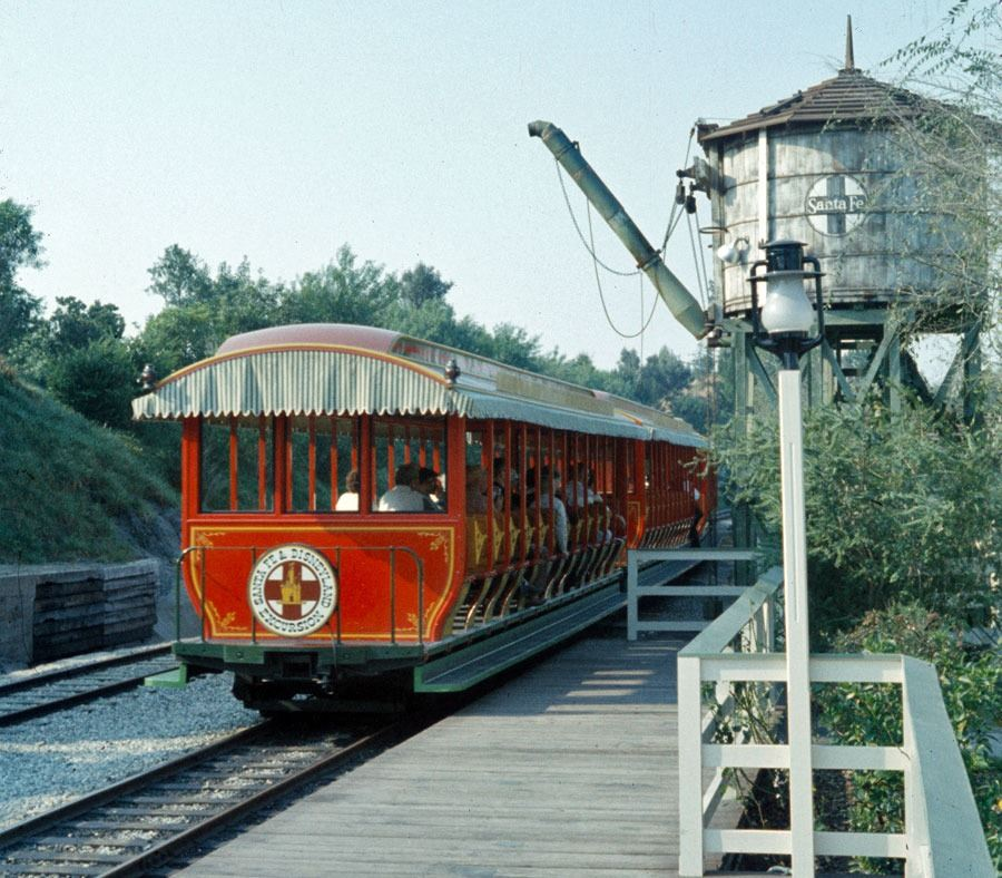 Tu te rappelles la société Santa Fe Railroad qui avait participé à la fondation de la ville de Marceline ? Et bien on la retrouve en sponsor de l’attraction qui prend le nom de Santa Fe & Disneyland Railroad, avec le logo de la société un peu partout sur la gare et trains !