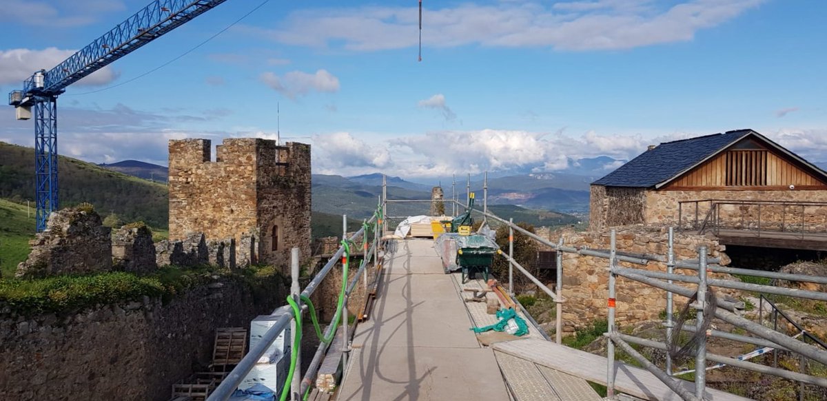 _CUFA_'s tweet photo. #REHABILITACIÓN | Saludos hoy desde el Castillo de #Cornatel en el #Bierzo. Rehabilitación de algunas cubiertas de la construcción con #pizarra natural a granel ⚫⛏. 

#cubiertasdepizarra #obras #pizarranatural #paseovirtual 

https://t.co/fueExObJSI | 📞 988320844 https://t.co/cCuk2ieMq7