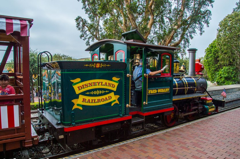 Walt pousse le concept plus loin : 2 locomotives sont créées par Imagineering pour l’inauguration du parc, et 2 seront achetées et restaurées à la fin de années 50, mais les 4 porteront le nom de directeurs de la compagnie Santa Fe, leurs noms fièrement inscrits dessus !