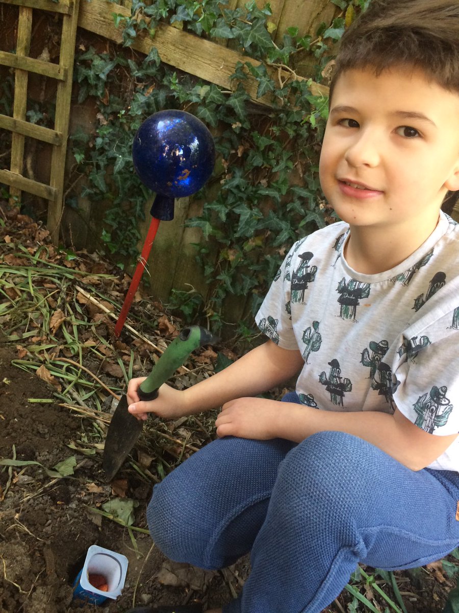 BECCI678's tweet photo. @FfynnonTafPri mini beast hunting in the garden, we’ve set our trap🐛🐌 https://t.co/yICLvc41cd