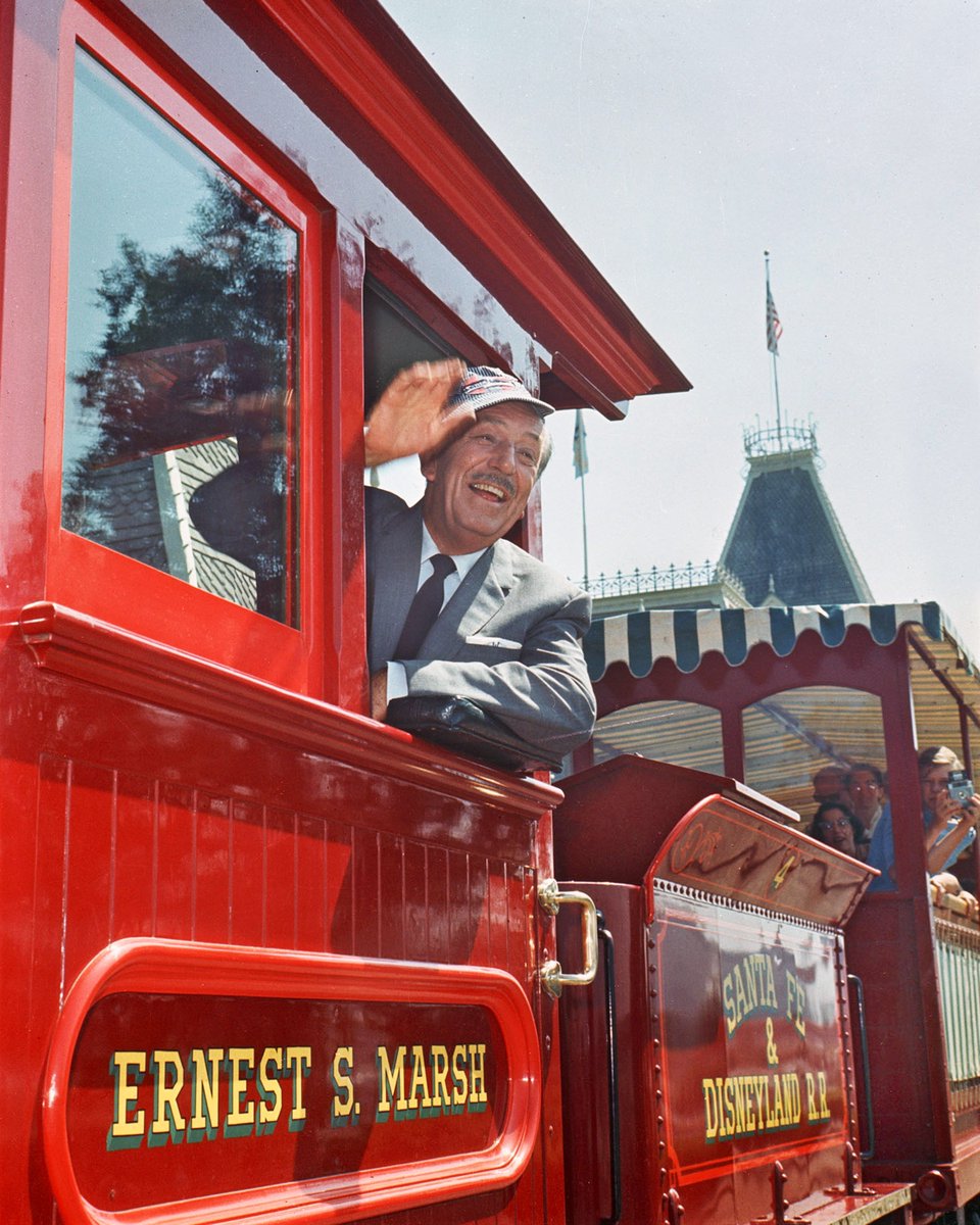 Walt pousse le concept plus loin : 2 locomotives sont créées par Imagineering pour l’inauguration du parc, et 2 seront achetées et restaurées à la fin de années 50, mais les 4 porteront le nom de directeurs de la compagnie Santa Fe, leurs noms fièrement inscrits dessus !