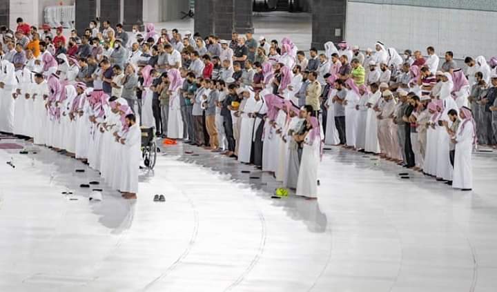 MadelnTunisia's tweet photo. 1ère nuit de Tarawih à la mosquée sacrée de La Mecque 

Qu'Allah préserve ce pays et éradique cette maladie et fasse que cette mosquée se remplisse comme elle a l'habitude de l'être. https://t.co/8lXlPRdLpM