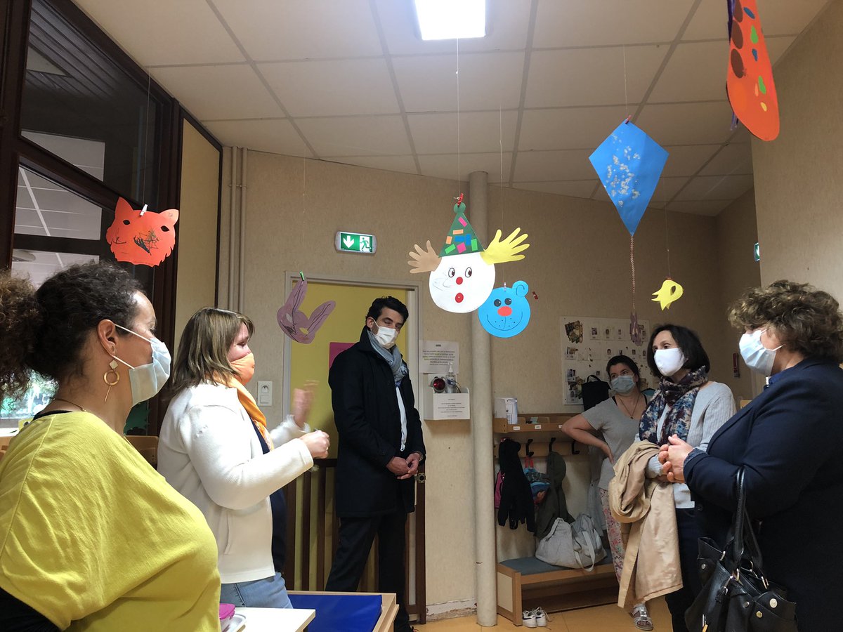 Le maire <a href="/JeromeBaloge/">Jérôme Baloge 🇺🇦</a> et son adjointe à l’éducation <a href="/NietosimonR/">RoseMarie NietoSimon</a> se sont rendus ce matin à la crèche de #Niort qui accueille les enfants des personnels soignants. L’occasion de faire le point et de remercier l’engagement sans faille des équipes de <a href="/Mairie_Niort/">Ville de Niort</a> #ResterChezVous