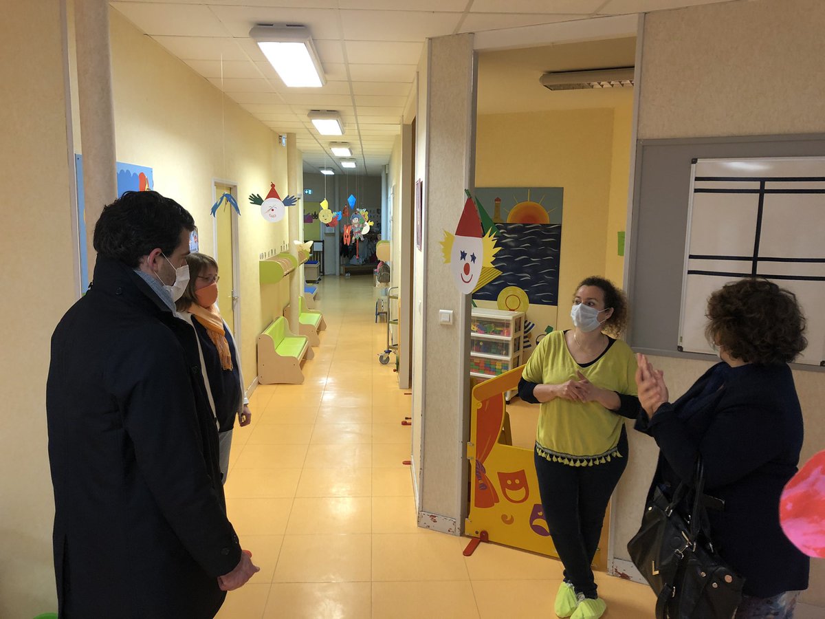 Mairie_Niort's tweet photo. Le maire @JeromeBaloge et son adjointe à l’éducation @NietosimonR se sont rendus ce matin à la crèche de #Niort qui accueille les enfants des personnels soignants. L’occasion de faire le point et de remercier l’engagement sans faille des équipes de @Mairie_Niort #ResterChezVous https://t.co/Aceb7ciyQD