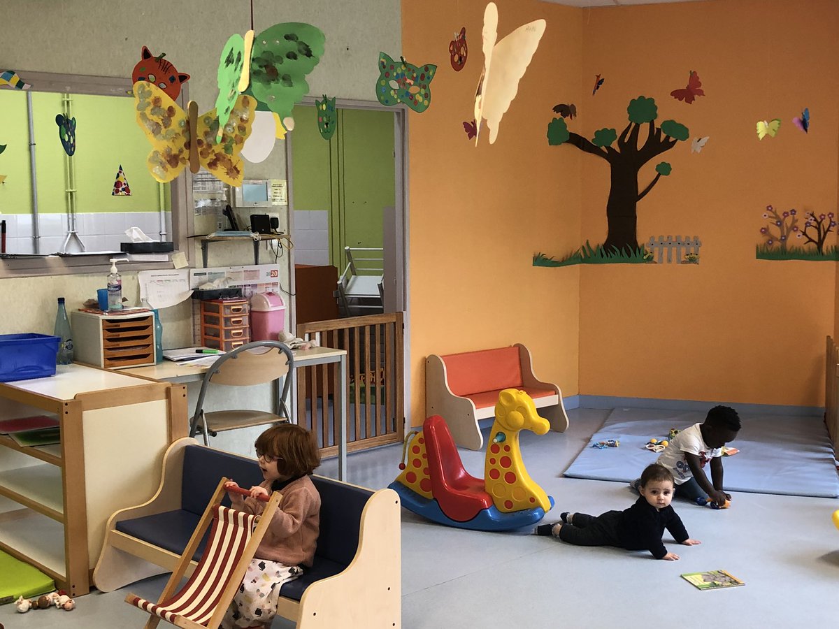 Mairie_Niort's tweet photo. Le maire @JeromeBaloge et son adjointe à l’éducation @NietosimonR se sont rendus ce matin à la crèche de #Niort qui accueille les enfants des personnels soignants. L’occasion de faire le point et de remercier l’engagement sans faille des équipes de @Mairie_Niort #ResterChezVous https://t.co/Aceb7ciyQD