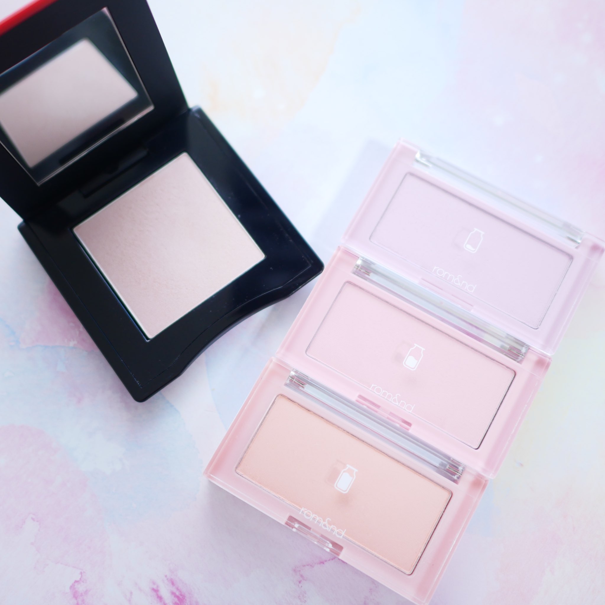 なも Rom Amp Ndのミルク シリーズのベターザンチークとshiseidoのインナーグロウ チークパウダー メデューサ ピンクの相性が抜群に良かったのでスウォッチしました 白みのカラーに 薄ピンクと青ラメの相乗効果が 透明感爆発の組み合わせだと思います