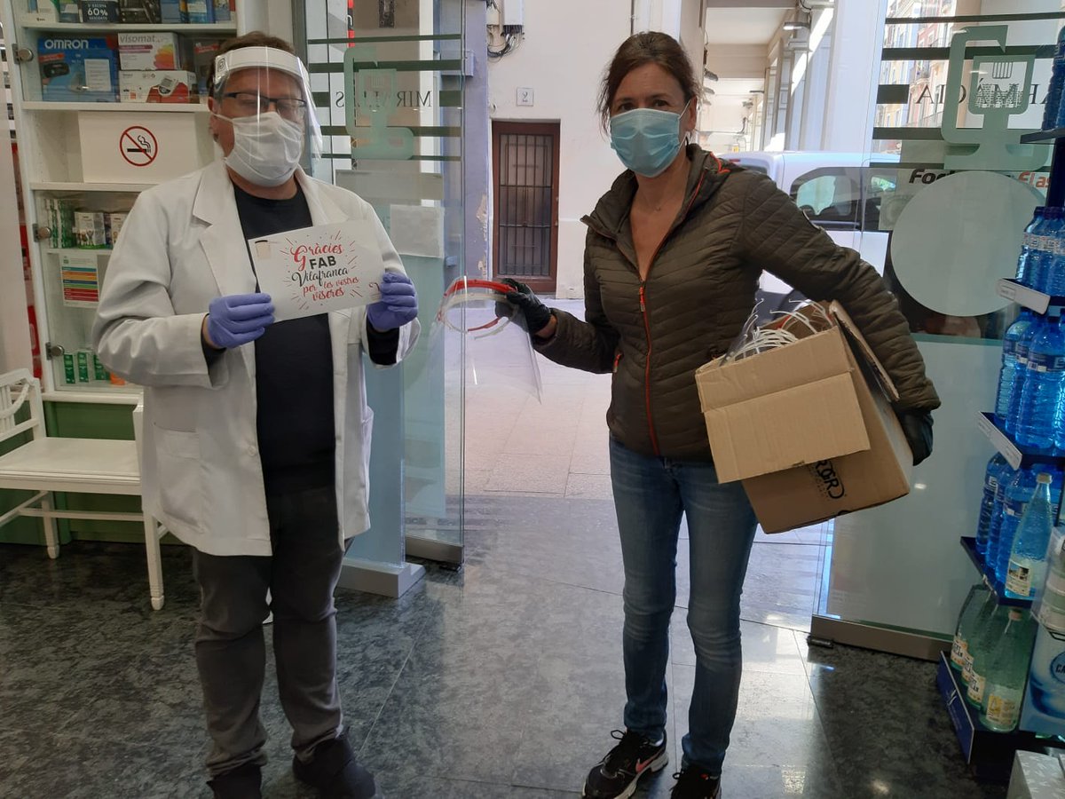 VilaActiva's tweet photo. L’associació #CentreVila ha repartit una cinquantena de #viseres protectores als #comerços associats que venen productes de primera necessitat. La iniciativa ha estat possible després d'un acord amb la #FABVilafranca, en coordinació amb la Policia Local de @VilafrancaAj
#Covid_19 https://t.co/FpQHAq4z1k