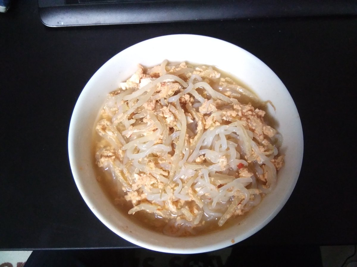 よっつん 自家製しらたきラーメン 糖質制限で減量中だがラーメン食べたいっ って時は麺をしらたきで代用すれば 糖質大幅カット可能 トッピングでもやしと溶き卵を加えると 野菜とタンパク質も摂取できるなかなか優れた逸品 今回は担々麺で味付けしたけど