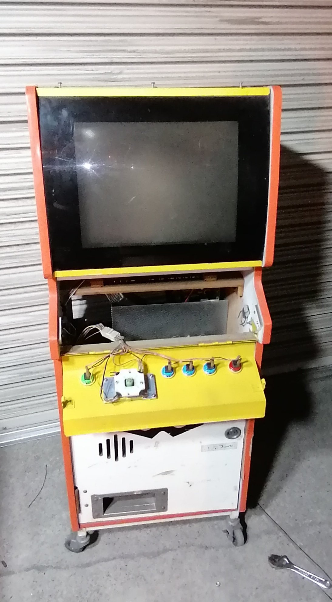 Twitter 上的 Beep 子供向けメダルゲーム のジャンク筐体が倉庫の奥に潜んでいたんですが これちょっと中身を見てみるとレバーもボタンも電源も駄菓子屋筐体とそんなに変わらないんですね Jamma配線化したらちょっと 面白いんじゃないかと 休日にでもやってみましょ