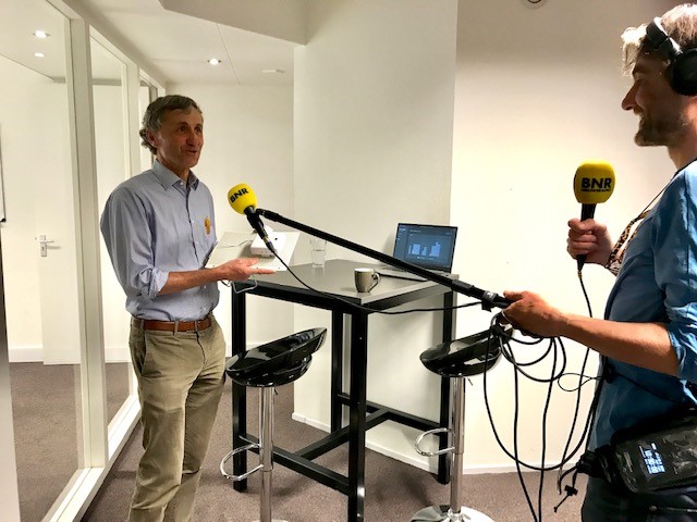 In een interview met <a href="/BNR/">BNR Nieuwsradio</a> heeft Arend van de Stadt alle ins en outs gedeeld over de Distance Sensor en is een live demonstratie gegeven. Wil jij het interview beluisteren? Klik hier: bnr.nl/nieuws/technol… #SocialDistancing #anderhalvemeter #anderhalvemetersamenleving