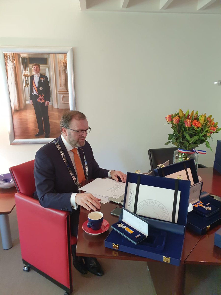 Het is gelukt: tussen 10 uur en 12 uur heb ik 21 inwoners van #WestBetuwe gebeld met de verheugende mededeling dat zij door Zijne Majesteit de Koning benoemd zijn in de Orde van Oranje-Nassau #Lintjesregen. Het ware leuke videogesprekjes met totaal verraste mensen.